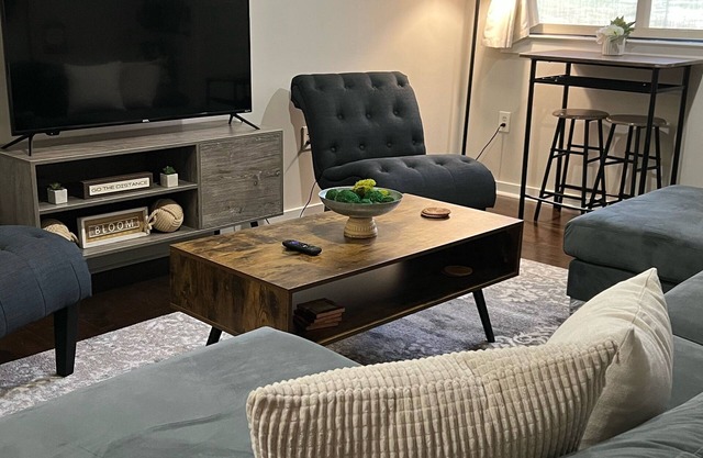 Stylish Townhouse In Uptown, 1BD studio, City Views & WiFi