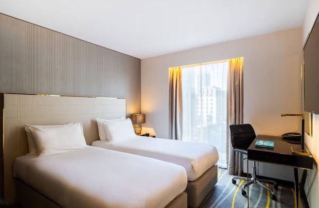 Stylish Twin Room w/City Views & Walk-In Shower – Central London Stay
