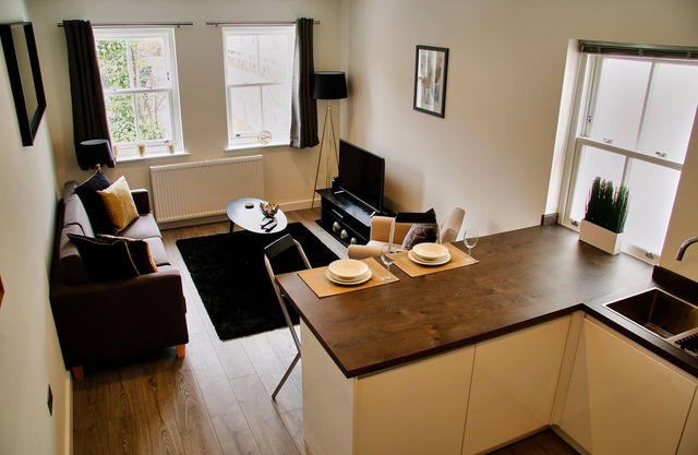 Stylish Two bedroom in the heart of Historic St Albans - Free onsite parking!