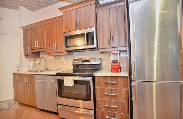 Stylish Urban Loft Downtown,1 minute walk to the Place des arts METRO Stationnn