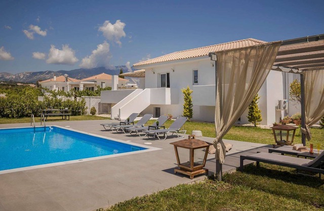 Stylish Villa, A/C, Private Pool, Fabulous Location - Just 5mins walk to Tavernas & Ai Helis Beach!