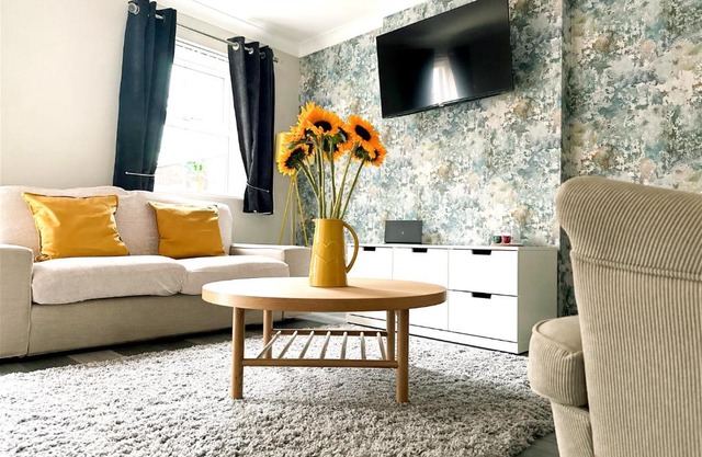 Stylish Village Townhouse w/Parking – Near Leeds & York