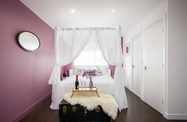 Stylish well equipped home - with air con & FREE BREAKFAST!