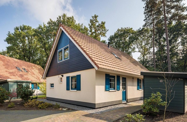 Stylish wellness bungalow with whirlpool, sauna and sunshower.