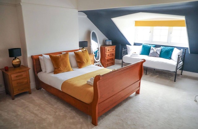 Stylishly decorated 3 bed home close to the sea