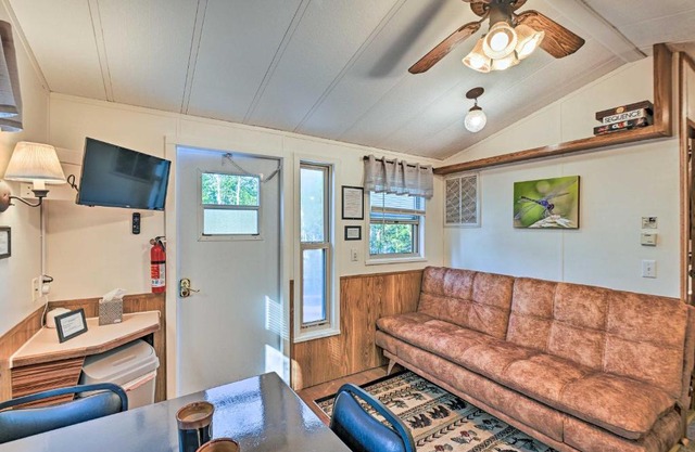 Sublime Dragonfly Cottage with Lake Access!