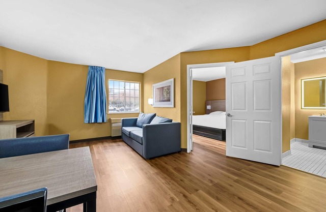 Suburban Studios Charlotte – Executive Park