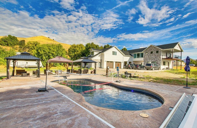'Sugar Creek Apartment' on Cub River: Shared Yard!