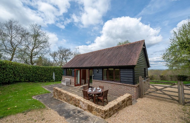 Sugarloaf Cottage - Two Bedroom House, Sleeps 4