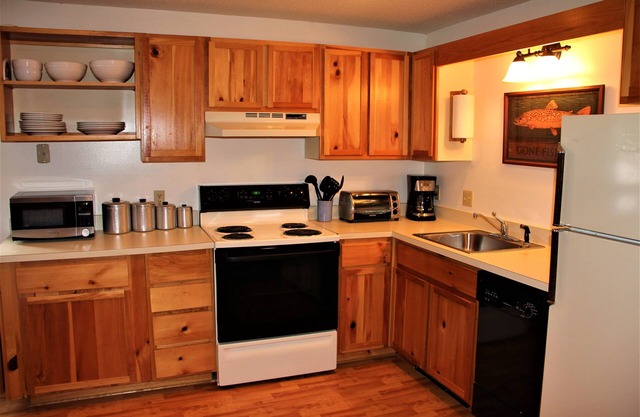 Sugarloaf Mountain : 2 Bed, 2 Bath : Snowbrook Village Ground Floor End Unit.
