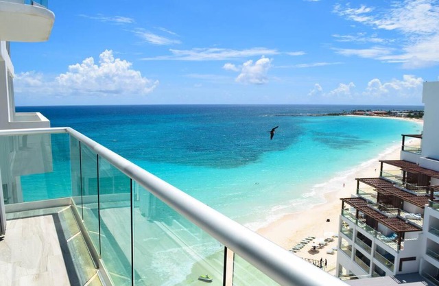 Suite at the best beach, balcony, stunning views, gym, jacuzi, pool