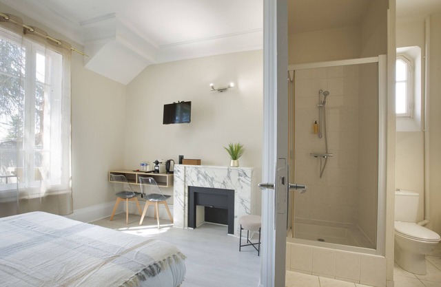 Suite-Premium-Ensuite with Shower-Garden view