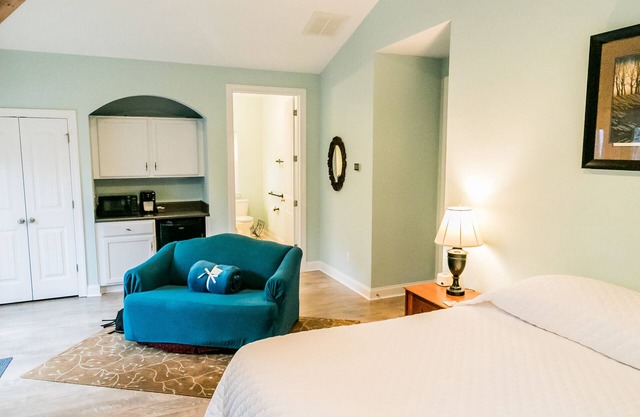 Suite w/Private Entry and Nature Trails ($40 cleaning)