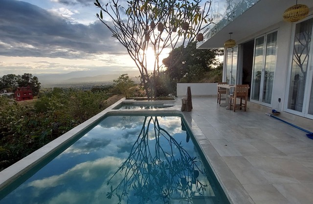 Suite with pool and mountain view/Suite with pool and mountain view