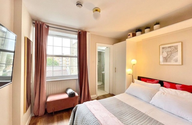 Suite with Private Bathroom in Camden