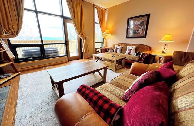 SullivanStone #32 - Golf - Ski - Hike - Chill - Private Hot Tub - Sleeps 8.