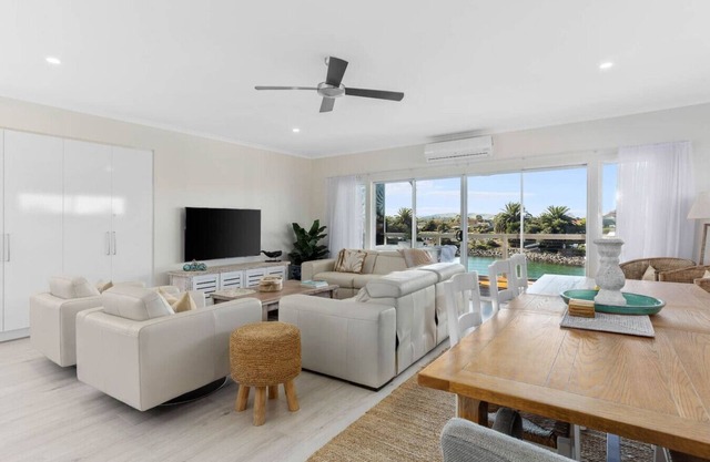 Summer Bay House (Lakefront)