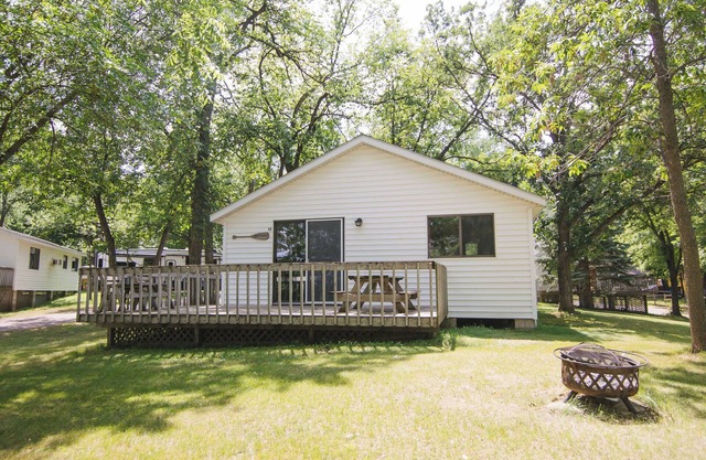 Summer Breeze, a 3BR cabin near the beach with lake views at Riverside Resort