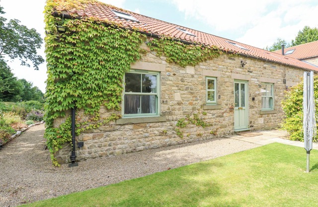 SUMMER FARM COTTAGE, with a garden in Crakehall
