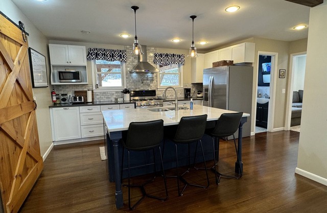 Summer Fever - Modern Farmhouse, watch ASV fireworks from the backyard!