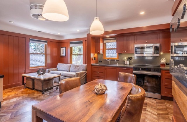 Summer Getaways Available! Tranquil Cottage with Filtered Lake Views Near Ski Resort