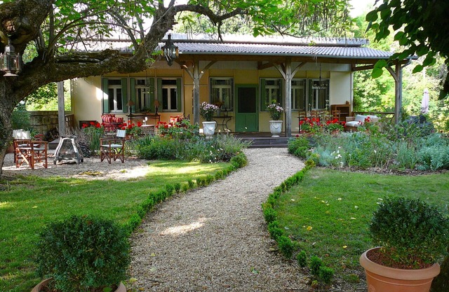 SUMMER GITE IN THE GROUNDS OF CHÂTEAU DE VILLARS EN PERIGORD