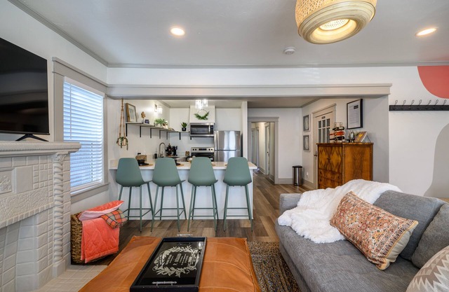 Summer in SoCal! 2BR Retreat Near Beach + Dtwn LBC. Only 30min to Disneyland!