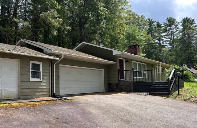 SUMMER IS HERE ! LAKE WALLENPAUPAK HOUSE IS CLOSE TO EVERYTHING IN THE POCONOS