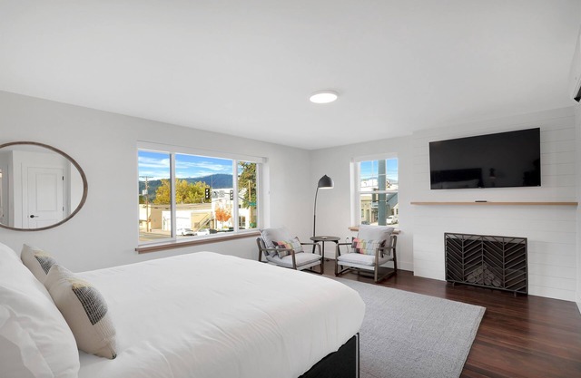 Summit Lofts, Extra Large Executive Suite, #210