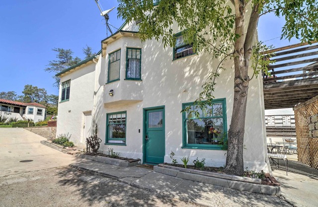 Sun-Dappled Santa Paula Abode, 16 Mi to Beach