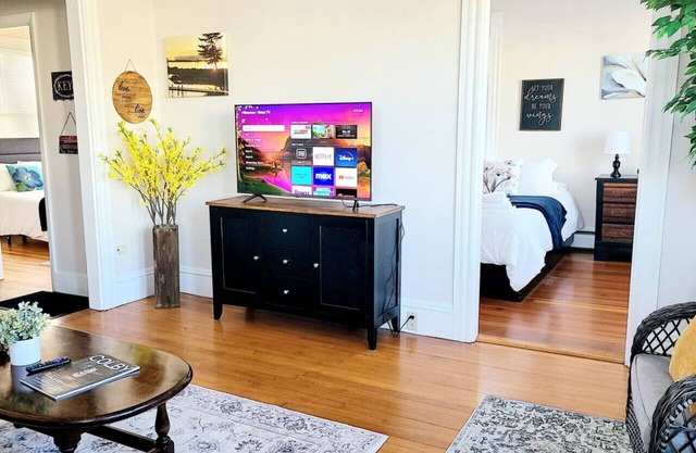 Sun-kissed Serenity - Apt with Bonus 3-Season Room