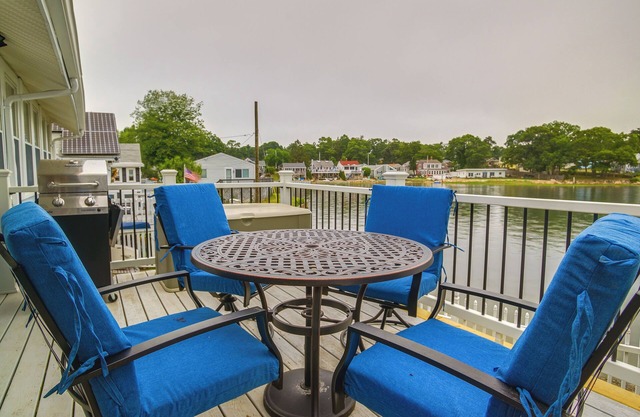 Sun-Soaked Wareham Cottage w/River Access!