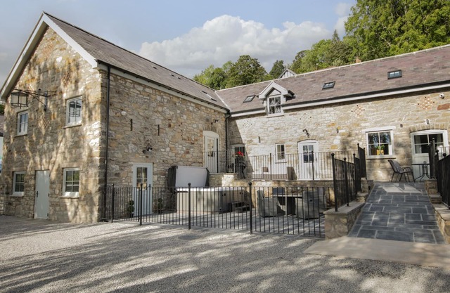 SUN TREVOR BARN 3, pet friendly, with a garden in Llangollen