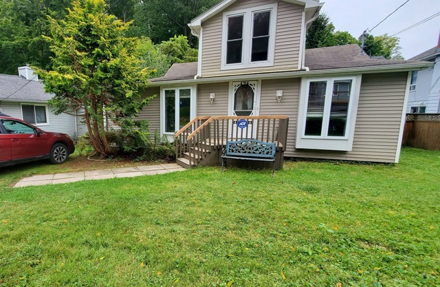 Sun Valley Beach Fenced YARD Home by Lake Erie. Pets ok Wifi, Fireplace,BBQ, A/C