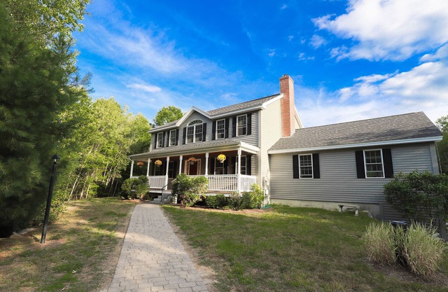 Sunapee Four Season Getaway with a Mountain View - Foliage, Hiking, Skiing, Lake