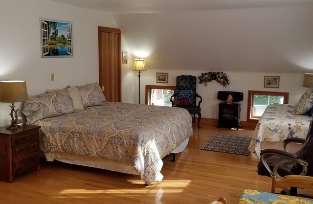 SUNAPEE RETREAT AT ENCHANTED FOREST - BRING KIDS - NEAR LAKE AND MOUNTAIN!