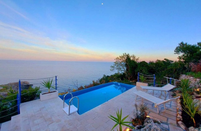 SUNFLOWER VILLAS AND PRIVATE SWIMMING POOL IN THE BAY