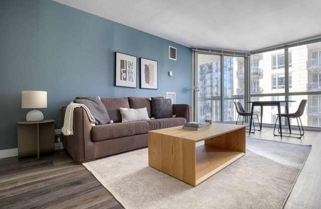 Sunlit Gold Coast 1BR w/Gym & Lounge, 1 block to L, by Blueground