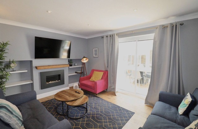Sunningdale, Spacious, Stylish Four Bedroom House