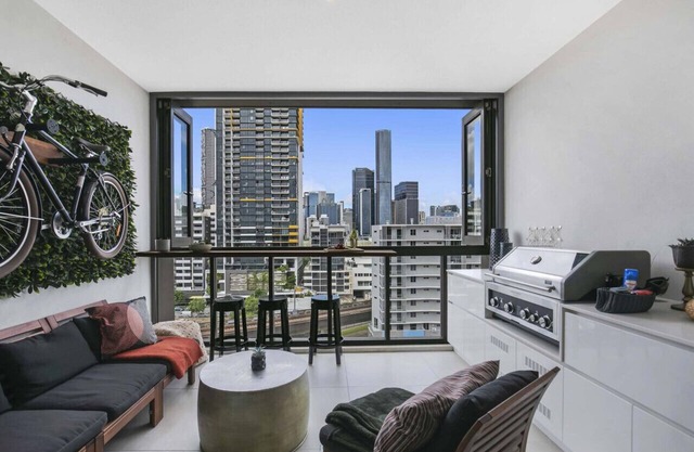 Sunny 1b in heart of South Bris!