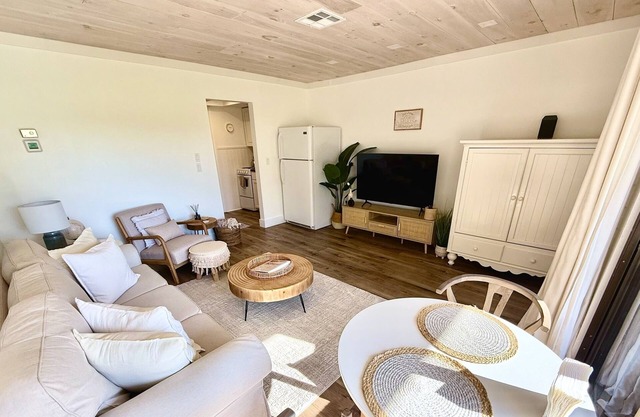 Sunny 1BR on Golf Course with Pool Access