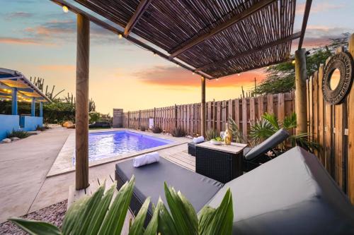 Sunny 3br Escape - Luxurious Pool Oasis