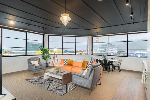 Sunny 3BR Petone Apt - Close to Shops Transit