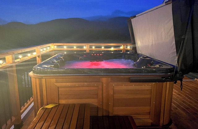 Sunny Acre Lodge with Hot Tub! 3 Bedroom
