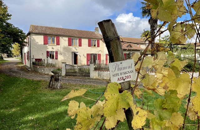 Sunny and lighted village house, with swimming pool, and view of the vineyards