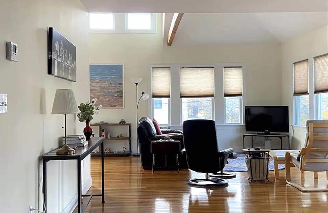 Sunny and spacious 2-BR condo near Hospitals, Universities and Biotechs