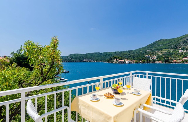 Sunny apartment- Quiet and relaxing seafront apartment 10 minutes from Dubrovnik