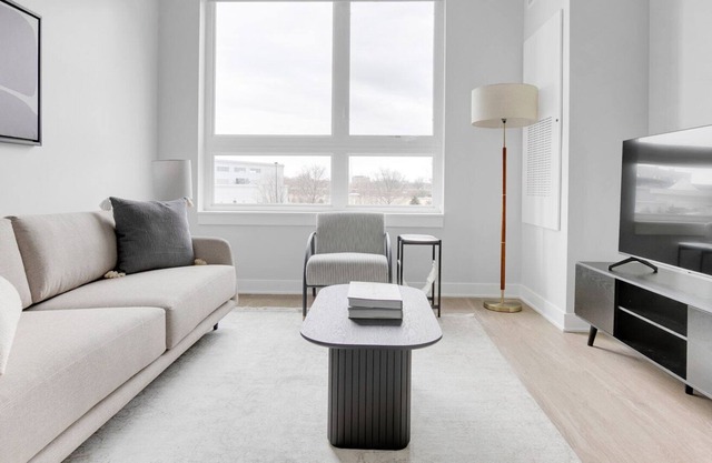 Sunny Arlington Heights 1BR w/ Gym & Dog Spa, easy commute, by Blueground