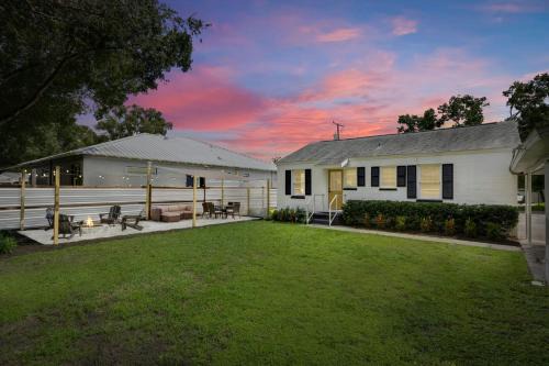 Sunny Citrus Escape Min to Midtown & Dog-Friendly