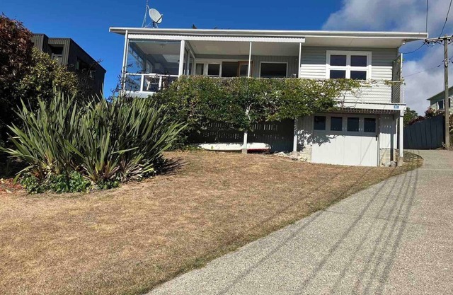 Sunny, Classic Kiwi Beach House! Central to Beach and mountain bike park